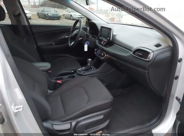 KMHH35LE0JU062972 2018 HYUNDAI ELANTRA GT Silver Widok wnętrza z przodu