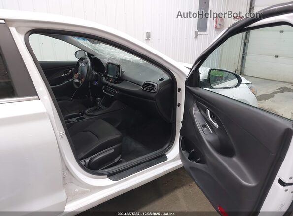 KMHH35LE3KU090945 2019 HYUNDAI ELANTRA GT White Front interior view