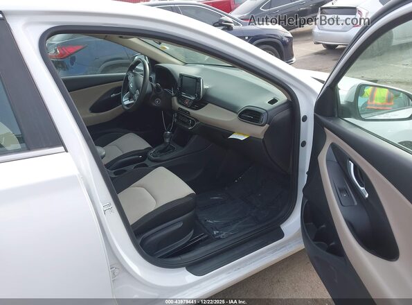 KMHH35LEXJU074109 2018 HYUNDAI ELANTRA GT Белый Вид салона спереди