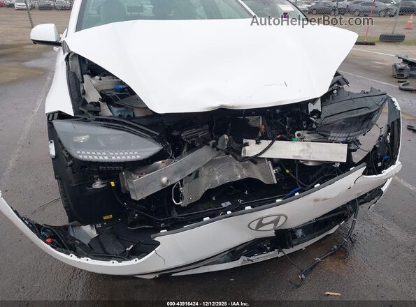 KMHM54AA2RA061175 2024 HYUNDAI IONIQ 6 White Widok z przodu