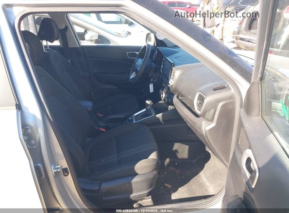 KMHRC8A34LU025420 2020 HYUNDAI VENUE Серебряный Вид салона спереди
