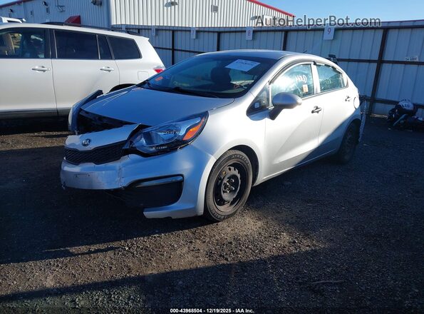 KNADM4A31G6561074 2016 KIA RIO Silver წინა მარცხენა ხედი სამი მეოთხედიდან