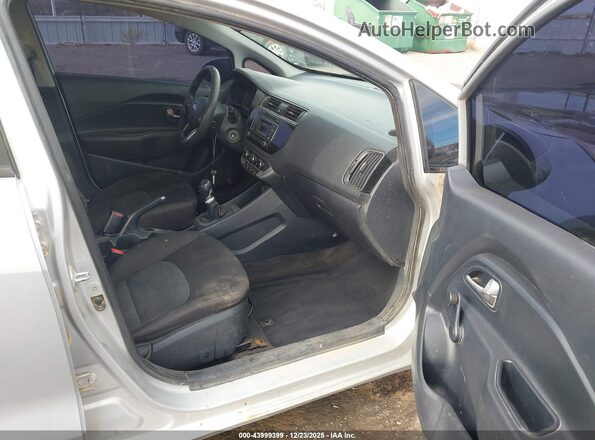 KNADM4A3XH6038587 2017 KIA RIO Silver Vista interior delantera