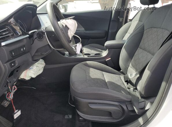 KNDCB3LC1N5533242 2022 KIA NIRO White Widok wnętrza z przodu