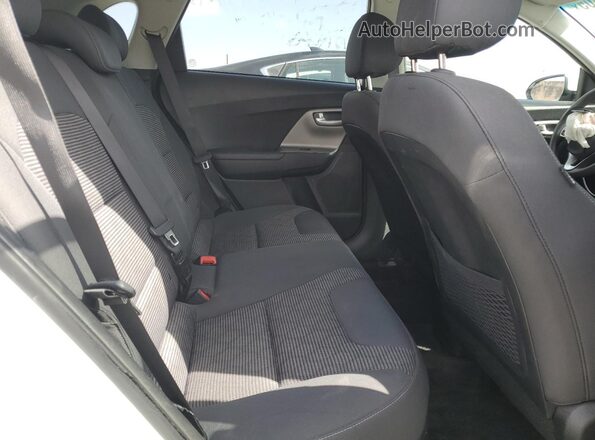 KNDCB3LC1N5533242 2022 KIA NIRO White Widok tylnych siedzeń