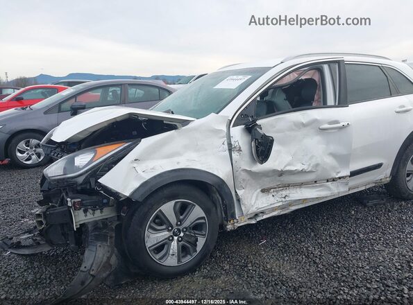 KNDCC3LC7H5072128 2017 KIA NIRO Белый Вид спереди