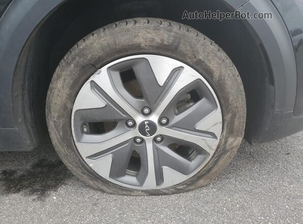 KNDCC3LG0N5158802 2022 KIA NIRO Black 