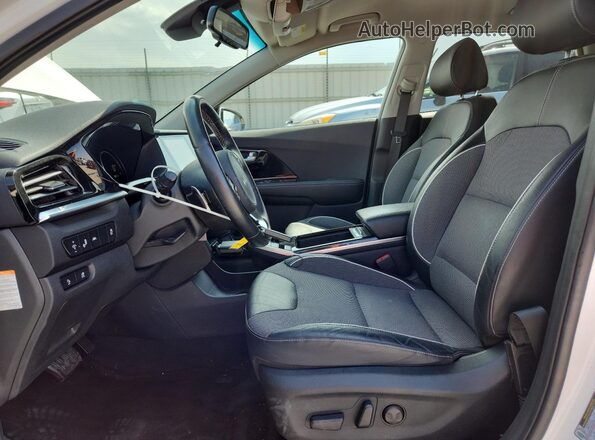 KNDCC3LG3N5160219 2022 KIA NIRO White Widok wnętrza z przodu
