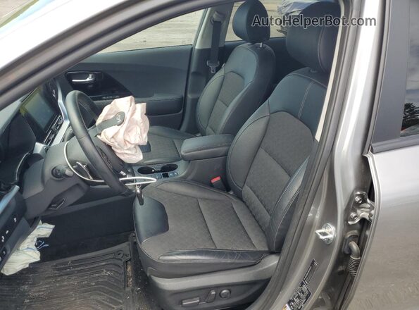 KNDCD3LD5N5489443 2022 KIA NIRO Silver Front interior view