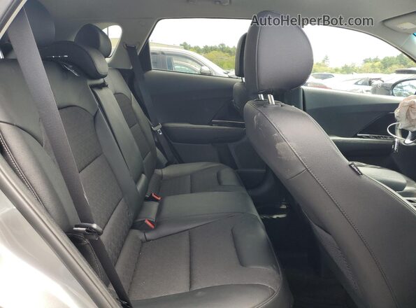 KNDCD3LD5N5489443 2022 KIA NIRO Silver Rear interior view