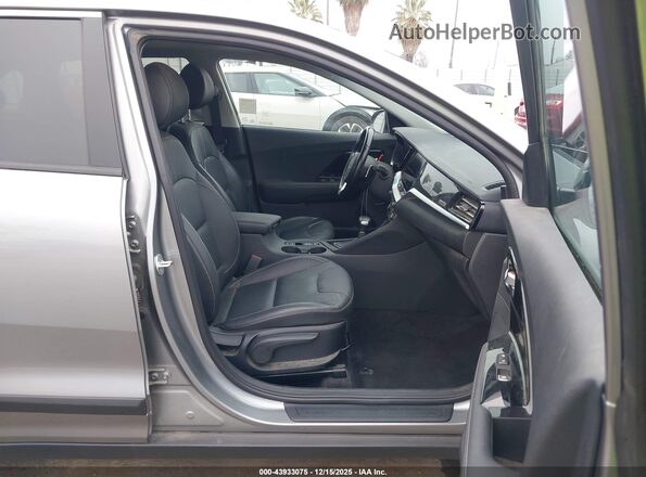 KNDCE3LC8N5490784 2022 KIA NIRO Silver Widok wnętrza z przodu