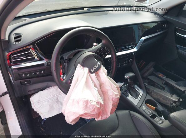 KNDCE3LC9N5489823 2022 KIA NIRO White 