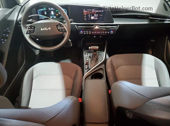 KNDCP3LE6P5104331 2023 KIA NIRO Gray Widok deski rozdzielczej