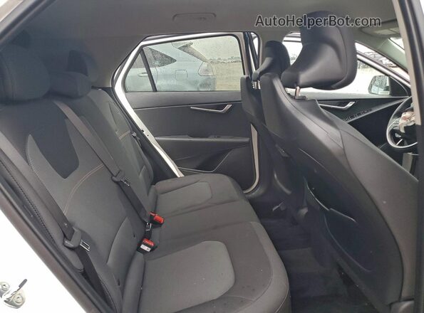 KNDCP3LE7S5300805 2025 KIA NIRO White 