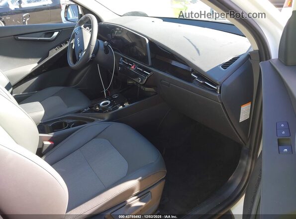 KNDCR3L19S5141275 2025 KIA NIRO EV White წინა სალონის ხედი