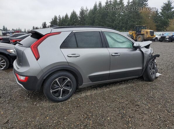 KNDCR3LE0P5052172 2023 KIA NIRO Silver Trasero derecho