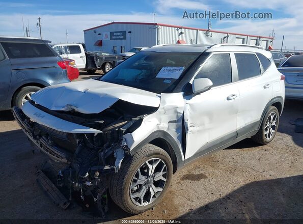 KNDERCAA5N7277066 2022 KIA SELTOS White Առջևի ձախ երեք քառորդ տեսարան