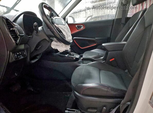 KNDJ53AFXN7166731 2022 KIA SOUL White წინა სალონის ხედი