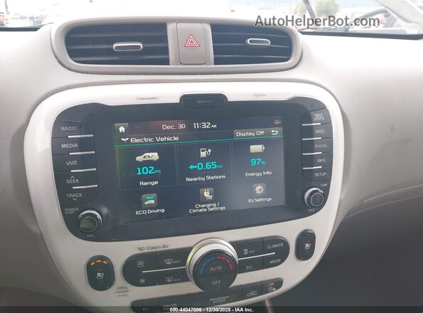 KNDJX3AE2G7007593 2016 KIA SOUL EV White Widok wnętrza 360 stopni