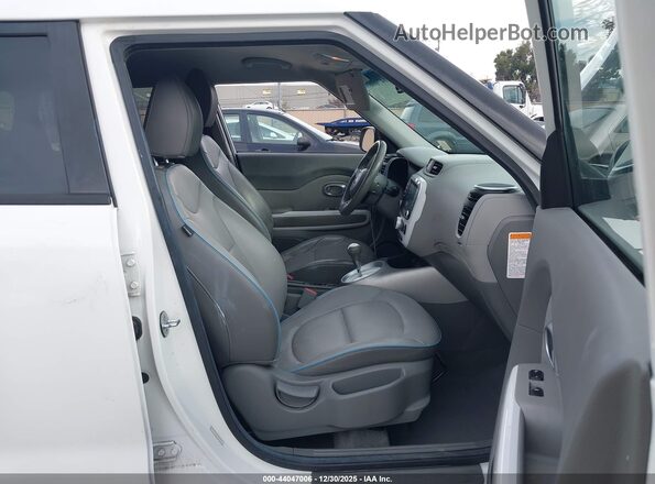 KNDJX3AE2G7007593 2016 KIA SOUL EV White Widok wnętrza z przodu