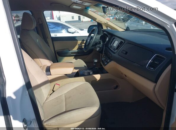 KNDMB5C11J6373107 2018 KIA SEDONA Белый Вид салона спереди
