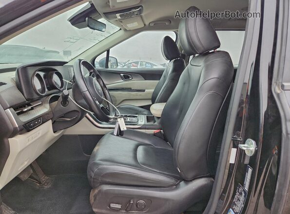 KNDNB4H34P6214907 2023 KIA CARNIVAL Black წინა სალონის ხედი
