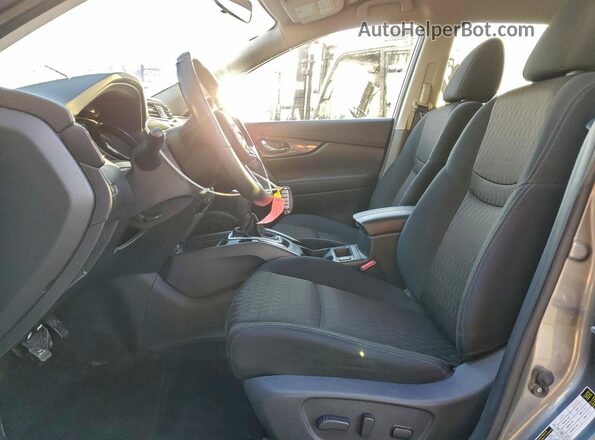 KNMAT2MV0HP589048 2017 NISSAN ROGUE Серебряный Вид салона спереди