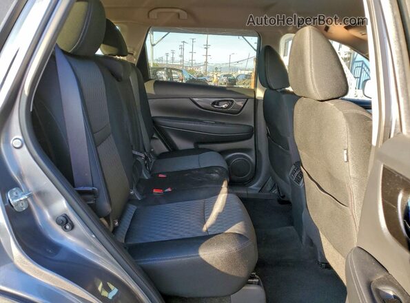 KNMAT2MV0HP589048 2017 NISSAN ROGUE Серебряный Вид задних сидений