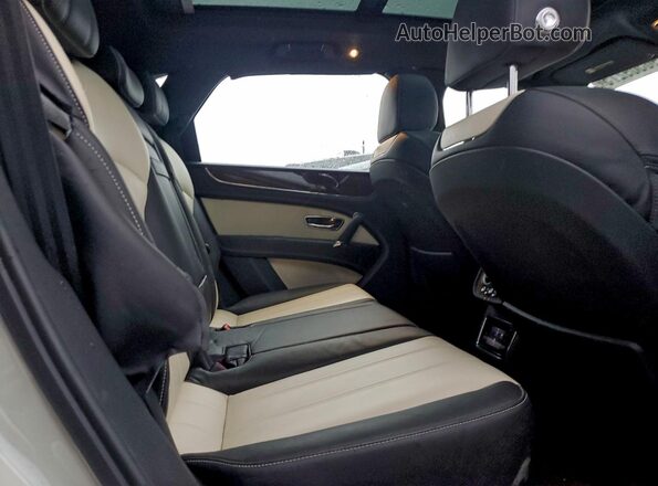 SJAAC2ZV4JC017780 2018 BENTLEY BENTAYGA Белый Вид задней части салона