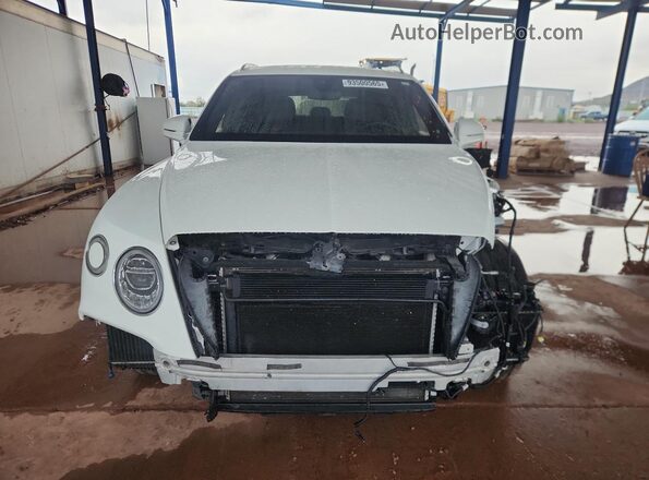 SJAAC2ZV8HC014147 2017 BENTLEY BENTAYGA Белый Вид спереди