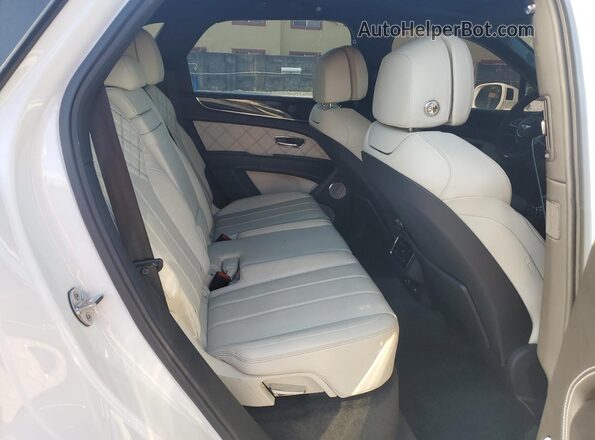 SJAAM2ZV3MC032885 2021 BENTLEY BENTAYGA White Vista interior trasera