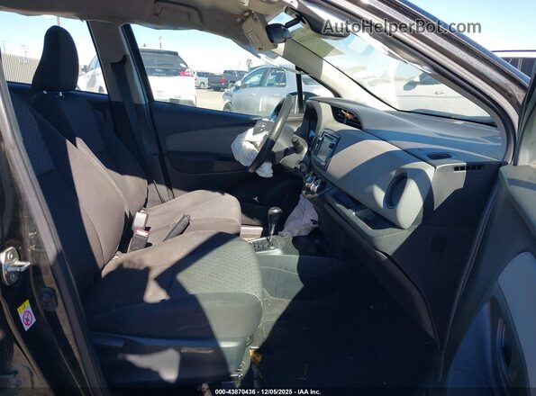VNKKTUD3XHA081954 2017 TOYOTA YARIS Черный Вид салона спереди