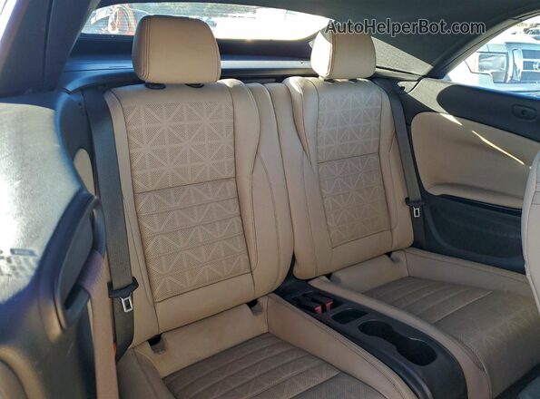W04WH3N53KG355368 2019 BUICK CASCADA White Vista de los asientos traseros