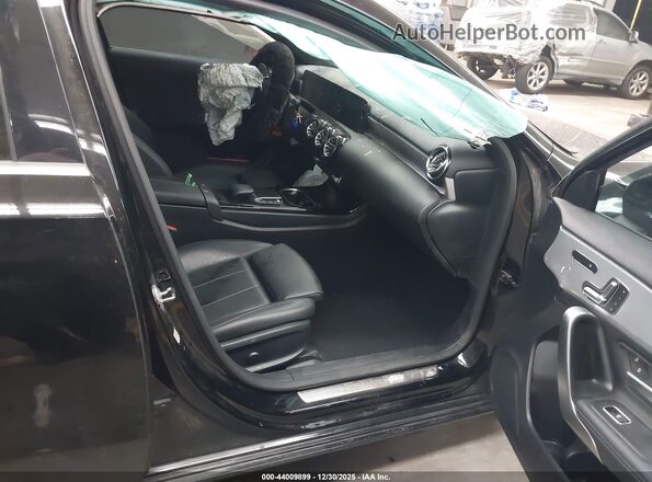 W1K3G4EB7NJ352736 2022 MERCEDES-BENZ A 220 Черный Вид салона спереди