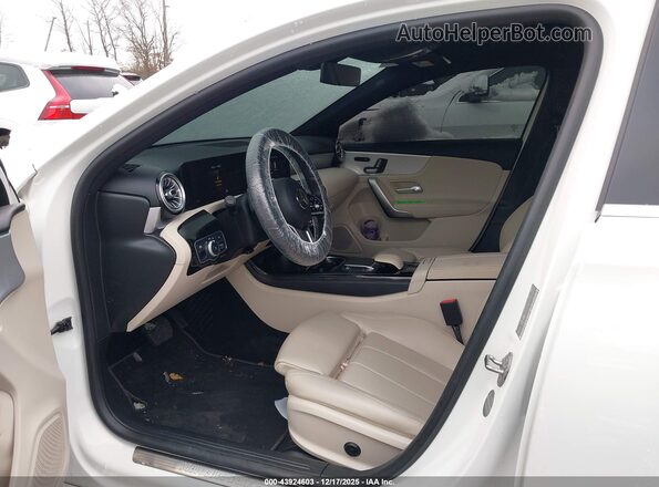 W1K3G4EB8MJ318822 2021 MERCEDES-BENZ A 220 White წინა სალონის ხედი