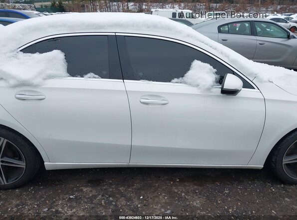 W1K3G4EB8MJ318822 2021 MERCEDES-BENZ A 220 White ხელსაწყოთა პანელის ხედი
