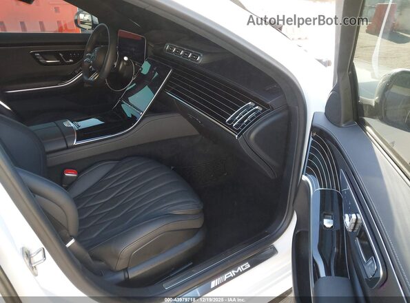 W1K6G8CB2SA322868 2025 MERCEDES-BENZ AMG S 63 E Белый Вид салона спереди