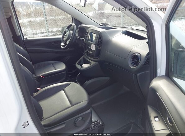 W1YV0CEY5P4264321 2023 MERCEDES-BENZ METRIS Белый Вид салона спереди