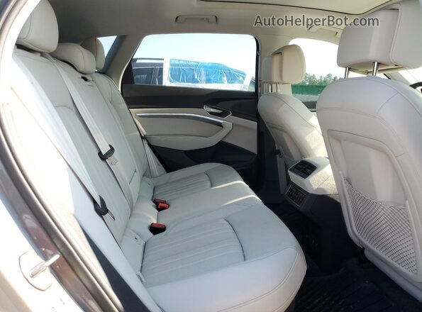 WA15ABGE7RB031094 2024 AUDI Q8 Gray Widok wnętrza z tyłu