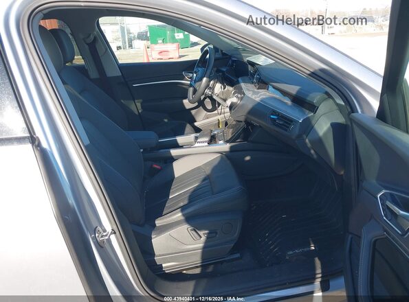 WA1AAAGE0MB026711 2021 AUDI E-TRON Silver Widok wnętrza z przodu