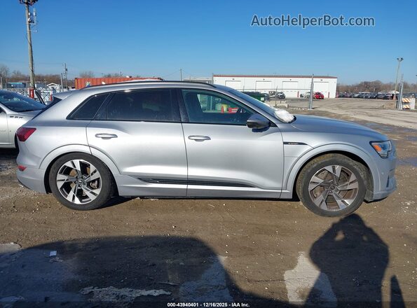 WA1AAAGE0MB026711 2021 AUDI E-TRON Silver Widok wnętrza z tyłu