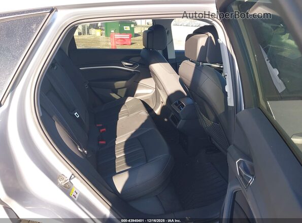 WA1AAAGE0MB026711 2021 AUDI E-TRON Silver Widok naklejki z numerem VIN