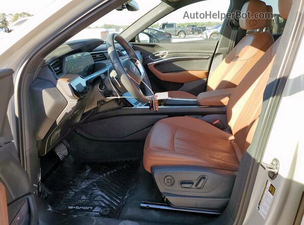 WA1AAAGE2NB005795 2022 AUDI E-TRON Gray Front interior view