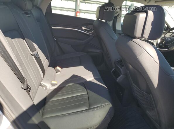 WA1AAAGE4MB030552 2021 AUDI E-TRON White Widok wnętrza z tyłu