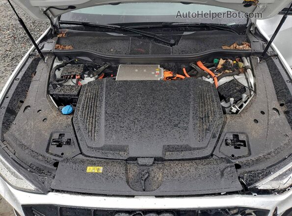 WA1ACBGE3NB040250 2022 AUDI E-TRON White Vista del compartimento del motor
