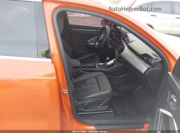 WA1AECF39K1078423 2019 AUDI Q3 Оранжевый Вид салона спереди