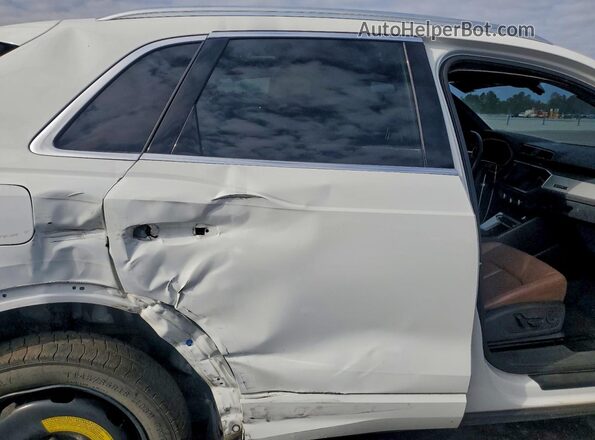 WA1AUCF37M1067152 2021 AUDI Q3 White Rear interior view