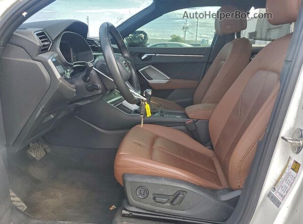 WA1AUCF37M1067152 2021 AUDI Q3 White Front interior view