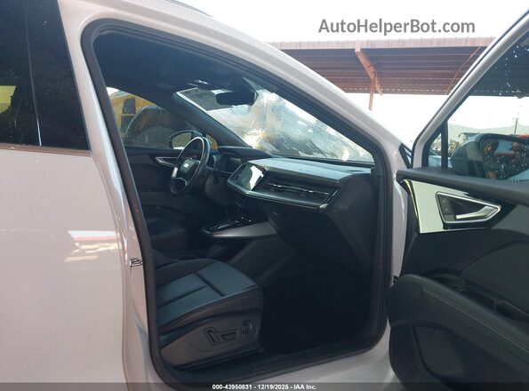 WA1BCBFZ0PP028345 2023 AUDI Q4 White Widok wnętrza z przodu