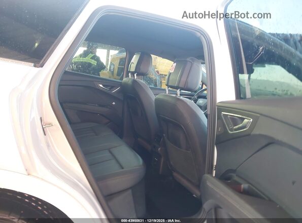 WA1BCBFZ0PP028345 2023 AUDI Q4 White Widok naklejki z numerem VIN